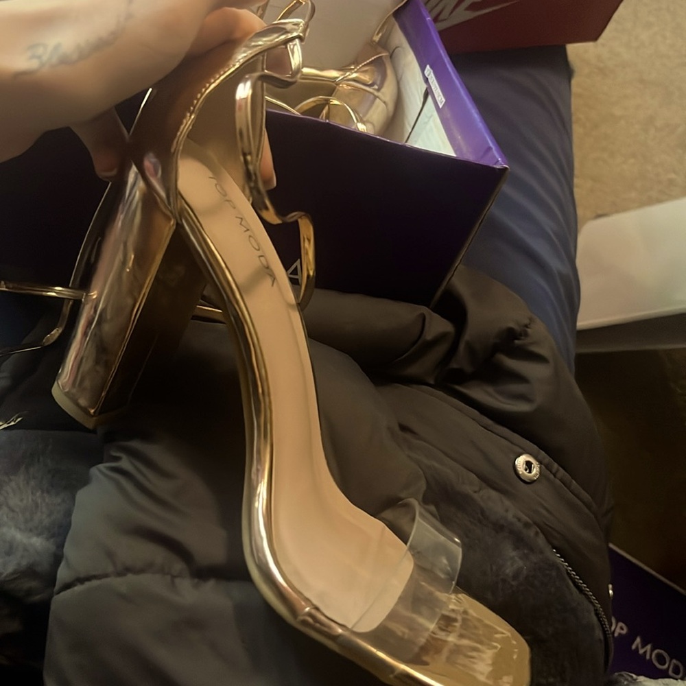 They are women’s size 7 1/2 they are in the color rose gold